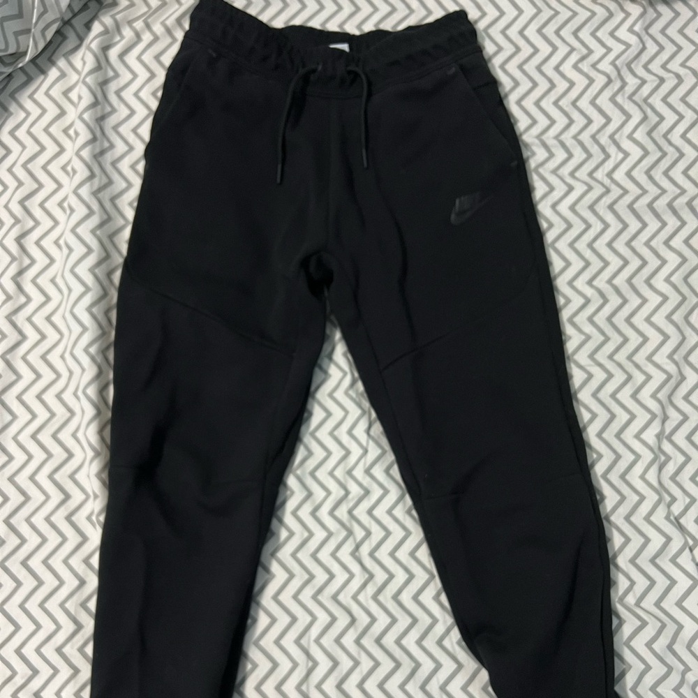 Boys Nike Tech Joggers (Black, Size L)